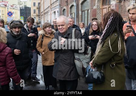 Pétersbourg, Russie. 05 novembre 2024. Politologue, Yevgeny Bestuzhev sort du palais de justice après avoir été condamné à cinq ans et trois mois de peine avec sursis en vertu de l’article sur les « fausses informations » sur l’armée russe en raison de messages sur la guerre en Ukraine sur le réseau social VKontakte in établi Petersburg. Crédit : SOPA images Limited/Alamy Live News Banque D'Images