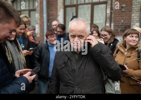 Pétersbourg, Russie. 05 novembre 2024. Politologue, Yevgeny Bestuzhev sort du palais de justice après avoir été condamné à cinq ans et trois mois de peine avec sursis en vertu de l’article sur les « fausses informations » sur l’armée russe en raison de messages sur la guerre en Ukraine sur le réseau social VKontakte in établi Petersburg. Crédit : SOPA images Limited/Alamy Live News Banque D'Images