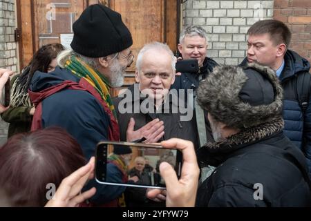 Pétersbourg, Russie. 05 novembre 2024. Politologue, Yevgeny Bestuzhev sort du palais de justice après avoir été condamné à cinq ans et trois mois de peine avec sursis en vertu de l’article sur les « fausses informations » sur l’armée russe en raison de messages sur la guerre en Ukraine sur le réseau social VKontakte in établi Petersburg. (Photo par Andrei Bok/SOPA images/SIPA USA) crédit : SIPA USA/Alamy Live News Banque D'Images