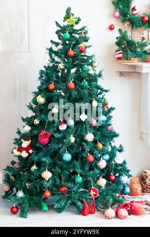 Merveilleuse scène de Noël avec arbre de Noël vintage décoré Banque D'Images