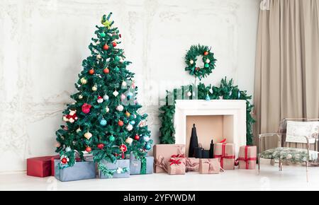 Merveilleuse scène de Noël avec arbre de Noël vintage décoré Banque D'Images