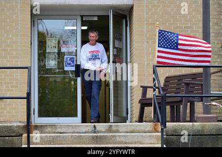 Wheaton, Illinois, États-Unis. Homme sortant d'un bureau de vote dans la banlieue de Chicago après avoir voté à l'élection présidentielle de 2024. Banque D'Images