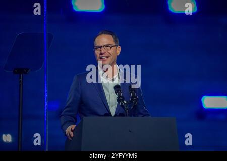 Le gouverneur de Pennsylvanie Josh Shapiro parle sur scène lors d'un rassemblement de campagne Kamala Harris sur les marches rocheuses au Philadelphia Art Museum la veille de l'élection, le 4 novembre 2024, à Philadelphie, en Pennsylvanie, ÉTATS-UNIS. (Photo de Julia Beverly/Alamy Live News) Banque D'Images