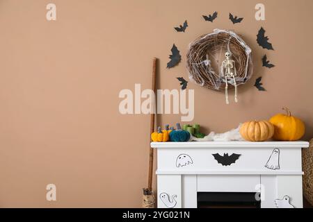 Cheminée élégante avec décor d'Halloween près du mur beige dans le salon Banque D'Images