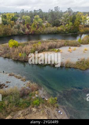 Une vue aérienne par drone de la rivière Feather qui traverse le comté de Butte près d'Oroville en Californie du Nord. Banque D'Images
