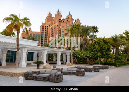 Vue en début de soirée de l'hôtel Atlantis The Palm à Dubaï avec des sièges extérieurs pour les clients, Émirats arabes Unis Banque D'Images