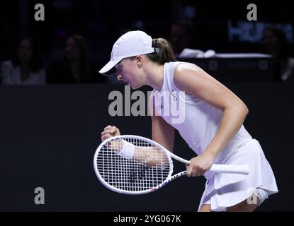 Riyad, Arabie Saoudite. 5 novembre 2024. IgA Swiatek, de Pologne, réagit lors du match à la ronde contre Coco Gauff, des États-Unis, lors du tournoi de tennis des finales de la WTA à Riyad, en Arabie Saoudite, le 5 novembre 2024. Crédit : Luo Chen/Xinhua/Alamy Live News Banque D'Images