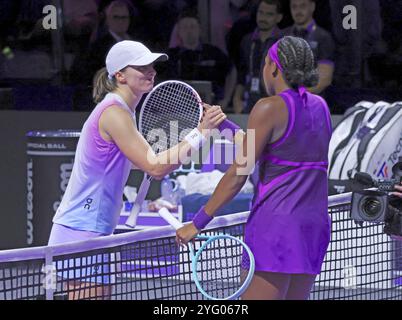 Riyad, Arabie Saoudite. 5 novembre 2024. IgA Swiatek, de Pologne (l), salue Coco Gauff, des États-Unis, après leur match à la ronde lors du tournoi de tennis des finales de la WTA à Riyad, en Arabie Saoudite, le 5 novembre 2024. Crédit : Luo Chen/Xinhua/Alamy Live News Banque D'Images