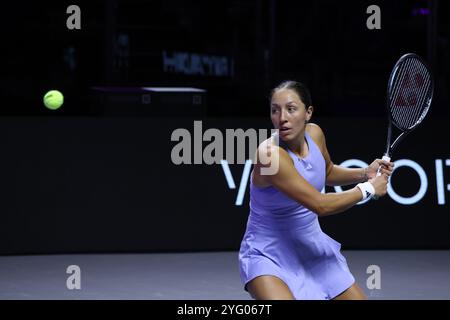 Riyad, Arabie Saoudite. 5 novembre 2024. Jessica Pegula, des États-Unis, frappe un retour lors du match à la ronde contre Barbora Krejcikova, de la République tchèque, au tournoi de tennis des finales de la WTA à Riyad, en Arabie Saoudite, le 5 novembre 2024. Crédit : Luo Chen/Xinhua/Alamy Live News Banque D'Images