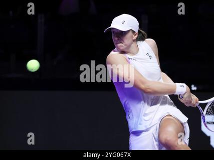 Riyad, Arabie Saoudite. 5 novembre 2024. IgA Swiatek, de Pologne, fait son retour lors du match à la ronde contre Coco Gauff, des États-Unis, au tournoi de tennis des finales de la WTA à Riyad, en Arabie Saoudite, le 5 novembre 2024. Crédit : Luo Chen/Xinhua/Alamy Live News Banque D'Images