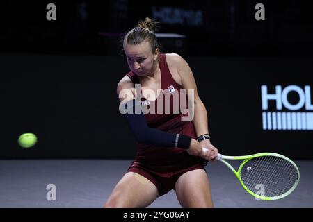 Riyad, Arabie Saoudite. 5 novembre 2024. Barbora Krejcikova, de la République tchèque, fait son retour lors du match à la ronde contre Jessica Pegula, des États-Unis, au tournoi de tennis des finales de la WTA à Riyad, en Arabie Saoudite, le 5 novembre 2024. Crédit : Luo Chen/Xinhua/Alamy Live News Banque D'Images