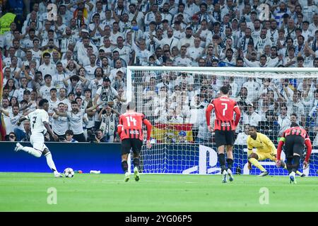 Madrid, Espagne. 5 novembre 2024. Vinicius Junior (1er l) du Real Madrid marque un penalty lors du match de football de la Ligue des Champions de l'UEFA entre le Real Madrid et l'AC Milan au stade Santiago Bernabeu de Madrid, Espagne, le 5 novembre 2024. Crédit : Gustavo Valiente/Xinhua/Alamy Live News Banque D'Images