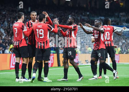Madrid, Espagne. 5 novembre 2024. Les joueurs de l'AC Milan célèbrent un but lors du match de football de l'UEFA Champions League entre le Real Madrid et l'AC Milan au stade Santiago Bernabeu de Madrid, en Espagne, le 5 novembre 2024. Crédit : Gustavo Valiente/Xinhua/Alamy Live News Banque D'Images