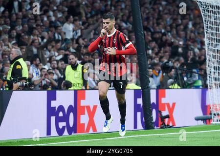 Madrid, Espagne. 5 novembre 2024. Alvaro Morata de l'AC Milan célèbre un but lors du match de football de l'UEFA Champions League entre le Real Madrid et l'AC Milan au stade Santiago Bernabeu de Madrid, en Espagne, le 5 novembre 2024. Crédit : Gustavo Valiente/Xinhua/Alamy Live News Banque D'Images