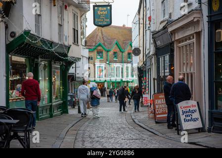 Canterbury, Royaume-Uni. 05 novembre 2024. Les gens marchent dans la rue de la vieille ville de Canterbury. Canterbury n'est pas seulement la seule ville du Kent, en Angleterre, mais la plus ancienne et la plus célèbre. Le site de la ville est occupé depuis l'époque paléolithique. Il se trouve sur la rivière Stour. La population de Canterbury est de 157550 en 2022. Crédit : SOPA images Limited/Alamy Live News Banque D'Images