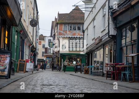Canterbury, Royaume-Uni. 05 novembre 2024. Les gens marchent dans la rue de la vieille ville de Canterbury. Canterbury n'est pas seulement la seule ville du Kent, en Angleterre, mais la plus ancienne et la plus célèbre. Le site de la ville est occupé depuis l'époque paléolithique. Il se trouve sur la rivière Stour. La population de Canterbury est de 157550 en 2022. Crédit : SOPA images Limited/Alamy Live News Banque D'Images