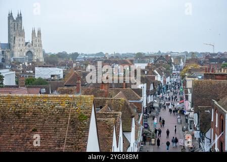 Canterbury, Royaume-Uni. 05 novembre 2024. Vue sur la High Street et la cathédrale depuis les Westgate Towers à Canterbury. Canterbury n'est pas seulement la seule ville du Kent, en Angleterre, mais la plus ancienne et la plus célèbre. Le site de la ville est occupé depuis l'époque paléolithique. Il se trouve sur la rivière Stour. La population de Canterbury est de 157550 en 2022. Crédit : SOPA images Limited/Alamy Live News Banque D'Images