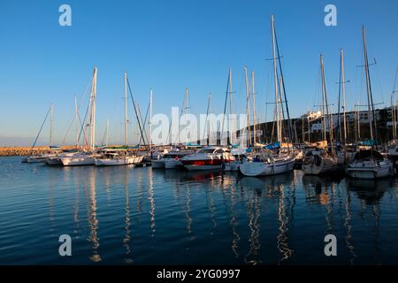 Bateaux amarrés reflétant dans la baie tôt le matin à Mykonos, Cape West Coast, Afrique du Sud. Banque D'Images