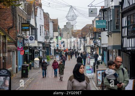 Canterbury, Royaume-Uni. 05 novembre 2024. Les gens marchent sur la High Street à Canterbury. Canterbury n'est pas seulement la seule ville du Kent, en Angleterre, mais la plus ancienne et la plus célèbre. Le site de la ville est occupé depuis l'époque paléolithique. Il se trouve sur la rivière Stour. La population de Canterbury est de 157550 en 2022. (Photo de Krisztian Elek/SOPA images/SIPA USA) crédit : SIPA USA/Alamy Live News Banque D'Images