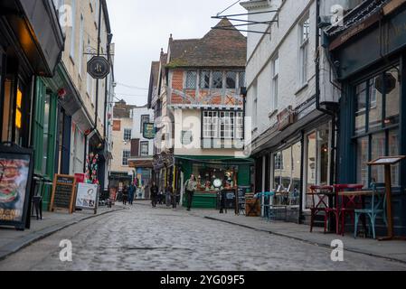 Canterbury, Royaume-Uni. 05 novembre 2024. Les gens marchent dans la rue de la vieille ville de Canterbury. Canterbury n'est pas seulement la seule ville du Kent, en Angleterre, mais la plus ancienne et la plus célèbre. Le site de la ville est occupé depuis l'époque paléolithique. Il se trouve sur la rivière Stour. La population de Canterbury est de 157550 en 2022. (Photo de Krisztian Elek/SOPA images/SIPA USA) crédit : SIPA USA/Alamy Live News Banque D'Images
