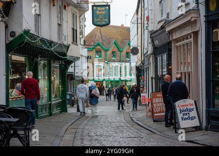 Canterbury, Royaume-Uni. 05 novembre 2024. Les gens marchent dans la rue de la vieille ville de Canterbury. Canterbury n'est pas seulement la seule ville du Kent, en Angleterre, mais la plus ancienne et la plus célèbre. Le site de la ville est occupé depuis l'époque paléolithique. Il se trouve sur la rivière Stour. La population de Canterbury est de 157550 en 2022. (Photo de Krisztian Elek/SOPA images/SIPA USA) crédit : SIPA USA/Alamy Live News Banque D'Images
