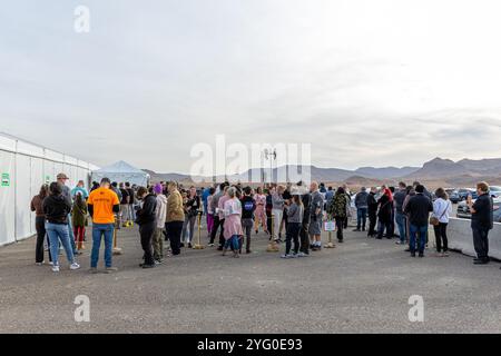 Las Vegas, États-Unis. 05 novembre 2024. Les gens font la queue à l'extérieur d'un bureau de vote pour voter aux élections générales à Las Vegas, NV, le jour des élections nationales, le 5 novembre 2024. Les sondages dans l’État du champ de bataille du Nevada n’indiquent aucun leader clair dans la course présidentielle entre le vice-président Kamala Harris et l’ancien président Donald Trump. Crédit : Sipa USA/Alamy Live News Banque D'Images