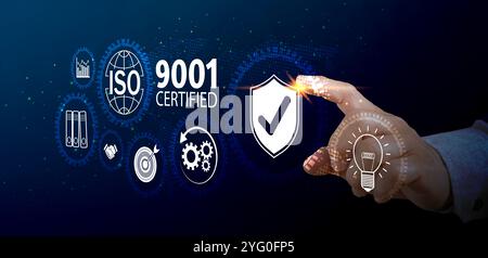 Certification de normalisation ISO. Contrôle qualité. Garantie d'assurance du contrôle des normes de qualité. La main filaire place un élément dans une composition Banque D'Images