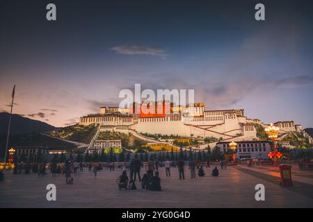 LHASSA, TIBET CHINE - 3 JUILLET 2022 : le Palais du Potala la nuit est la plus haute altitude du monde, un magnifique bâtiment qui intègre des palais, des châteaux Banque D'Images