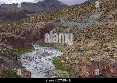 La gorge et la rivière dedans le troisième jour de la kora autour du mont Kailash, Tibet occidental, espace de copie pour le texte Banque D'Images