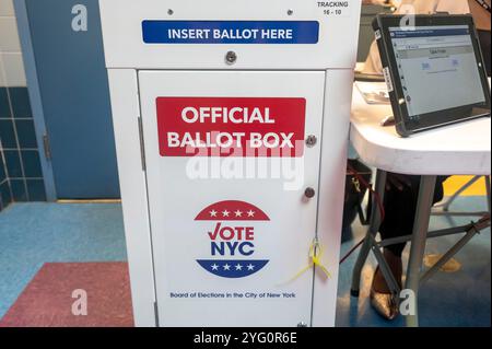 New York, États-Unis. 05 novembre 2024. NEW YORK, NEW YORK - 05 NOVEMBRE : boîte de dépôt des bulletins de vote par courrier vu le jour de l'élection nationale pour l'élection présidentielle américaine au P.S./I.S. 78Q le 05 novembre 2024 dans le quartier de long Island City dans Queens borough à New York. Les électeurs décideront entre le candidat républicain à la présidence, l'ancien président Donald Trump, et le candidat démocrate à la présidence, le vice-président Kamala Harris, de qui sera le prochain président des États-Unis d'Amérique. Crédit : Ron Adar/Alamy Live News Banque D'Images