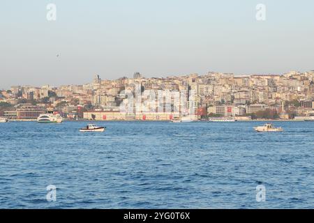 turquie istanbul 12 octobre 2023. Une vue imprenable sur le front de mer d'Istanbul avec des bateaux naviguant le long du Bosphore Banque D'Images