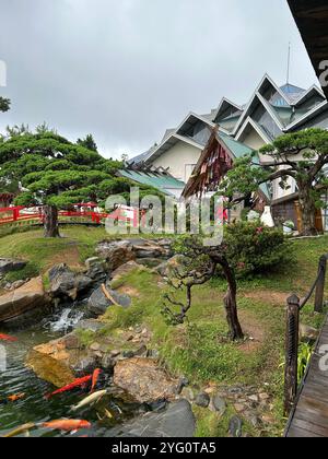 Jardin japonais serein avec étang Koi et architecture unique Banque D'Images