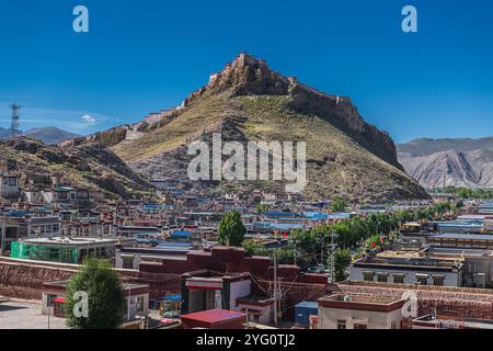 Vue sur le monastère Gyangze Palkor (temple Baiju). Prise sur le Gyangtse (Gyangze) du Tibet. Banque D'Images