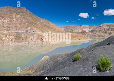 La Simila passent au-dessus du réservoir d'Manla Gyantse Comté dans la région autonome du Tibet, il est situé à 4 200 m au-dessus du niveau de la mer. Banque D'Images