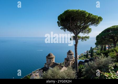 Une vue imprenable met en valeur la côte amalfitaine, où la verdure vibrante rencontre la mer d'un bleu profond. Ravello Italie Banque D'Images