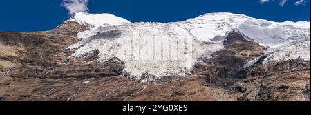 Le glacier Karola est l'un des plus beaux glaciers du Tibet. Il est situé entre la préfecture de Lhokha et la préfecture de Shigatse - Tibet Banque D'Images