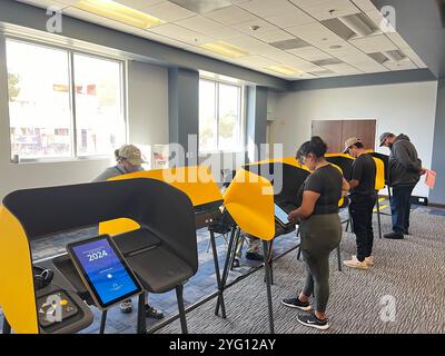 Le matin de ce jour-là, les électeurs votaient dans un bureau de vote du centre-ville d'Alhambra, comté de Los Angeles, Californie, États-Unis. California, USA.5th novembre 2024. Les États-Unis voteront pour l'élection présidentielle de 2024 le 5 novembre 2024, heure locale. Crédit : Zhang Shuo/China News Service/Alamy Live News Banque D'Images