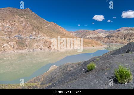 La Simila passent au-dessus du réservoir d'Manla Gyantse Comté dans la région autonome du Tibet, il est situé à 4 200 m au-dessus du niveau de la mer. Banque D'Images