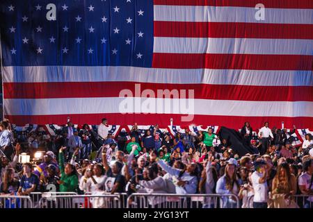 Washington, États-Unis. 05 novembre 2024. Les gens attendent les résultats de l'élection lors d'une fête électorale Kamala Harris à l'Université Howard de Washington DC. Tous les états-champs de bataille restent trop proches pour appeler à l'annonce des résultats lors de l'élection présidentielle. (Photo de Aaron Schwartz/Sipa USA) crédit : Sipa USA/Alamy Live News Banque D'Images