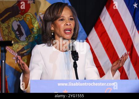 Wilmington, Delaware, États-Unis 3 novembre 2024. La députée LISA BLUNT ROCHESTER, candidate démocrate pour le Sénat américain, s'adresse aux partisans après avoir remporté le siège du Sénat du Delaware lors d'une fête de veille électorale le mardi 5 novembre 2024, au Delaware Contemporary à Wilmington, Delaware, Delaware. La députée des États-Unis Lisa Blunt Rochester deviendra la première femme et la première personne noire à représenter le Delaware au Sénat américain. (Crédit image : © Saquan Stimpson/ZUMA Press Wire) USAGE ÉDITORIAL SEULEMENT! Non destiné à UN USAGE commercial ! Banque D'Images