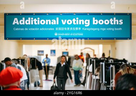 San Francisco, États-Unis. 05 novembre 2024. Les électeurs de San Francisco votent le jour du scrutin. Les électeurs arrivant à des cabines de vote supplémentaires dans un bureau de vote très fréquenté de l'hôtel de ville de San Francisco pendant la saison électorale. Crédit : SOPA images Limited/Alamy Live News Banque D'Images