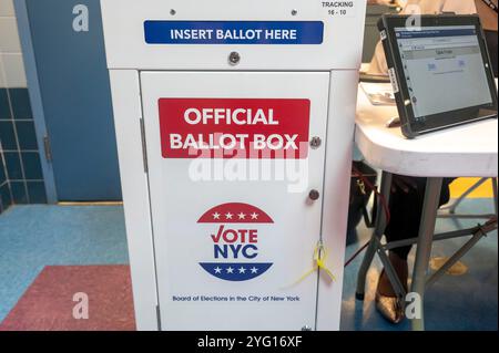 New York, États-Unis. 05 novembre 2024. NEW YORK, NEW YORK - 05 NOVEMBRE : boîte de dépôt des bulletins de vote par courrier vu le jour de l'élection nationale pour l'élection présidentielle américaine au P.S./I.S. 78Q le 05 novembre 2024 dans le quartier de long Island City dans Queens borough à New York. Les électeurs décideront entre le candidat républicain à la présidence, l'ancien président Donald Trump, et le candidat démocrate à la présidence, le vice-président Kamala Harris, de qui sera le prochain président des États-Unis d'Amérique. Crédit : SOPA images Limited/Alamy Live News Banque D'Images