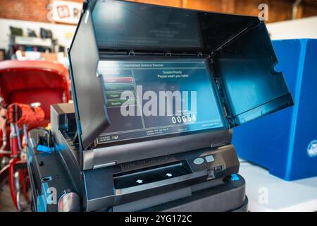 San Francisco, États-Unis. 05 novembre 2024. Une machine à voter de San Francisco. Machine électorale de San Francisco mise en place pour les électeurs lors de l'élection de 2024 à Rickshaw Bagworks. Crédit : SOPA images Limited/Alamy Live News Banque D'Images