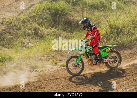 Balikpapan, Indonésie - 7 septembre 2024. Le motocross pratique sur un circuit poussiéreux sous le soleil chaud Banque D'Images