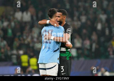 Lisbonne, Portugal. 05 novembre 2024. Matheus Nunes du Manchester City FC (l) et Jeremiah qualifié juste du Sporting CP (R) s’embrassent après l’UEFA Champions League, phase de championnat, journée 4 entre le Sporting CP et le Manchester City FC à l’Estadio Jose Alvalade. Score final ; Sporting 4:1 Man City Credit : SOPA images Limited/Alamy Live News Banque D'Images