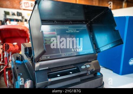 San Francisco, États-Unis. 05 novembre 2024. Une machine à voter de San Francisco. Machine électorale de San Francisco mise en place pour les électeurs lors de l'élection de 2024 à Rickshaw Bagworks. (Photo de Philip Wyers/SOPA images/SIPA USA) crédit : SIPA USA/Alamy Live News Banque D'Images