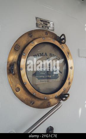 La plaque jaune peut être ronde avec une écriture détaillée et une image du navire sur le pont du navire Bima Suci, port de Semayang, Balikpapan, Bornéo oriental, Indonésie Banque D'Images