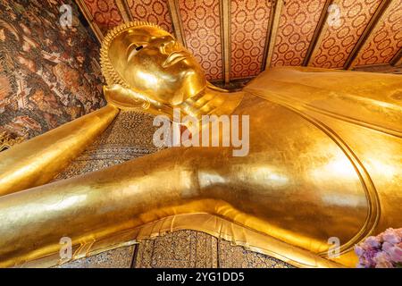 Vue imprenable sur le Bouddha couché à Wat Pho, Bangkok, Thaïlande Banque D'Images