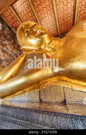 Vue imprenable sur le Bouddha couché à Wat Pho, Bangkok, Thaïlande Banque D'Images