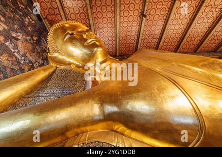 Vue imprenable sur le Bouddha couché à Wat Pho, Bangkok, Thaïlande Banque D'Images